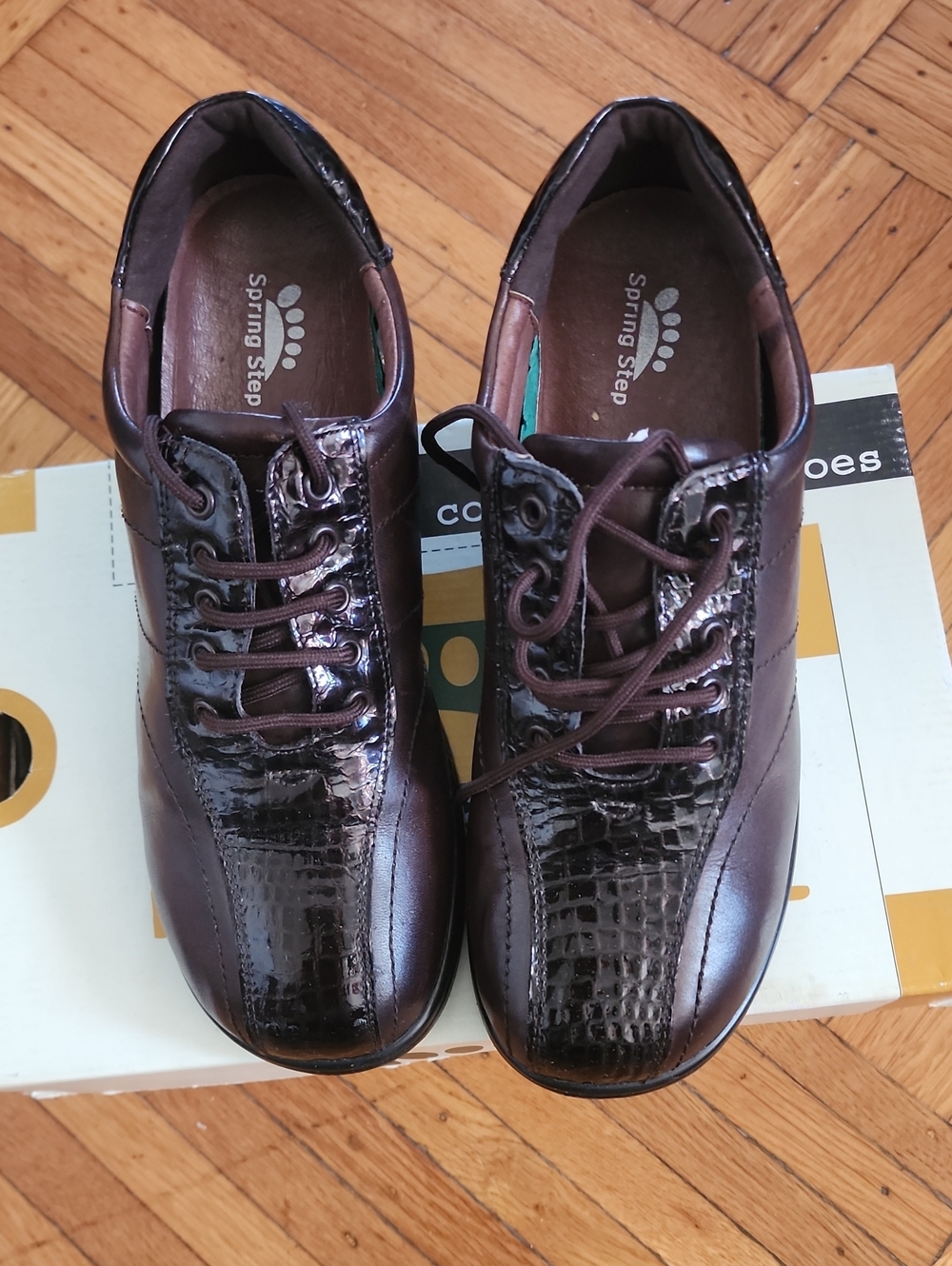 Spring Step Kid’s Dark Brown Lace-Up Oxford with Croc Texture. Like New